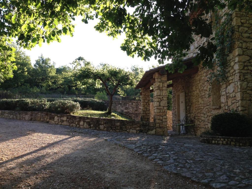 Hotel Lou Caleu Restaurant Le Rocher Des Abeilles Saint-Martin-de-Castillon Eksteriør bilde